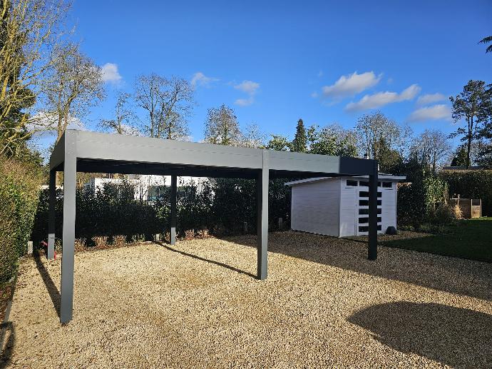 Carport moderne - abri pour voiture résistant aux intempéries avec toit incliné et structure solide.