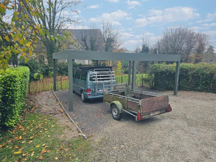 Carport contemporain - design épuré avec toit translucide, offrant une protection solide contre les éléments extérieurs.