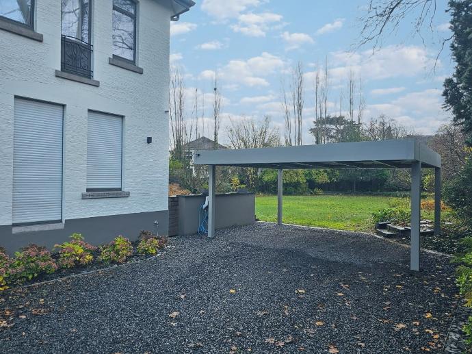 Carport élégant - structure robuste, idéal pour protéger votre véhicule des intempéries et des rayons du soleil.