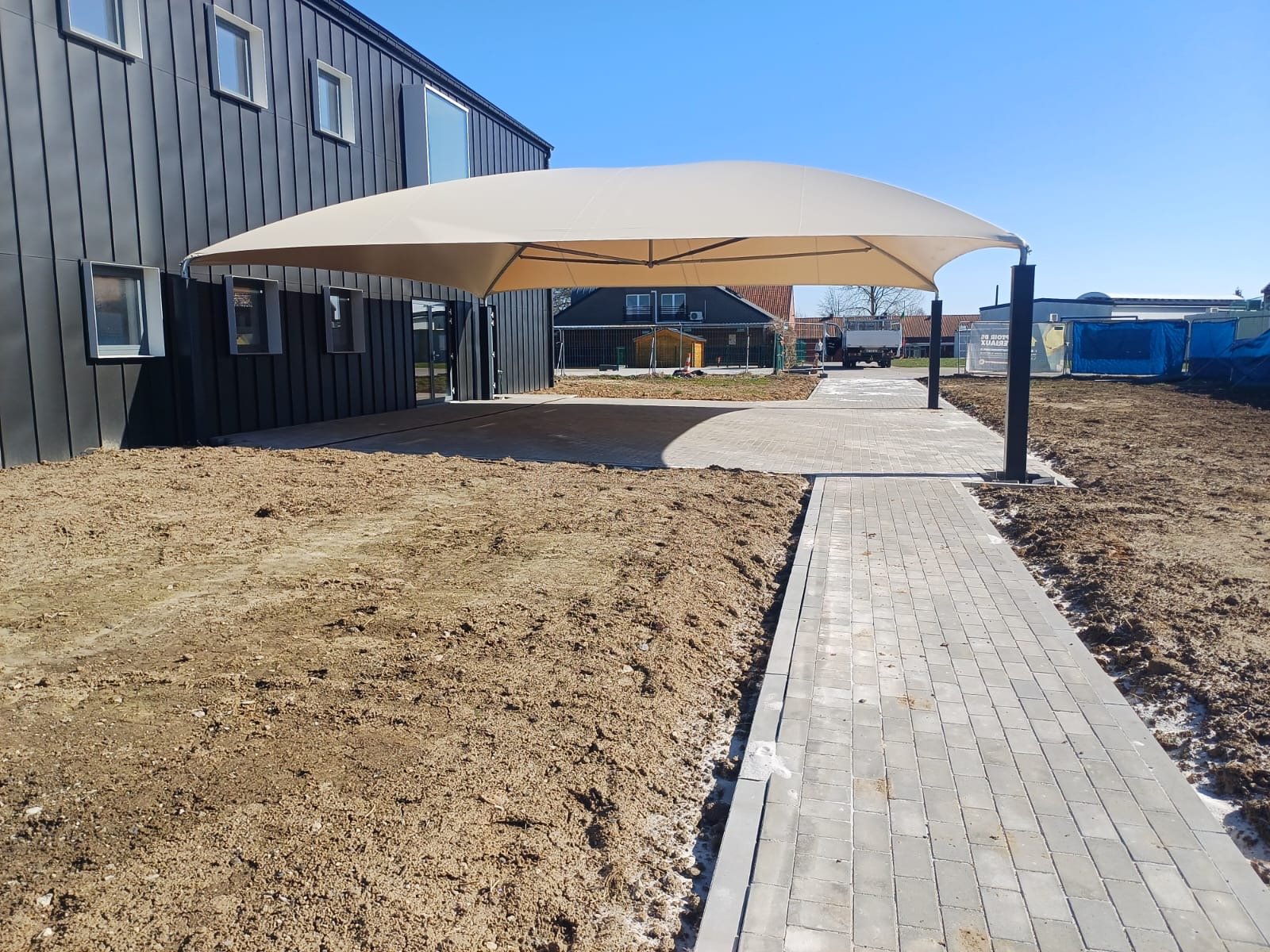 Doekoverkapping op een schoolspeelplaats – realisatie Coverit