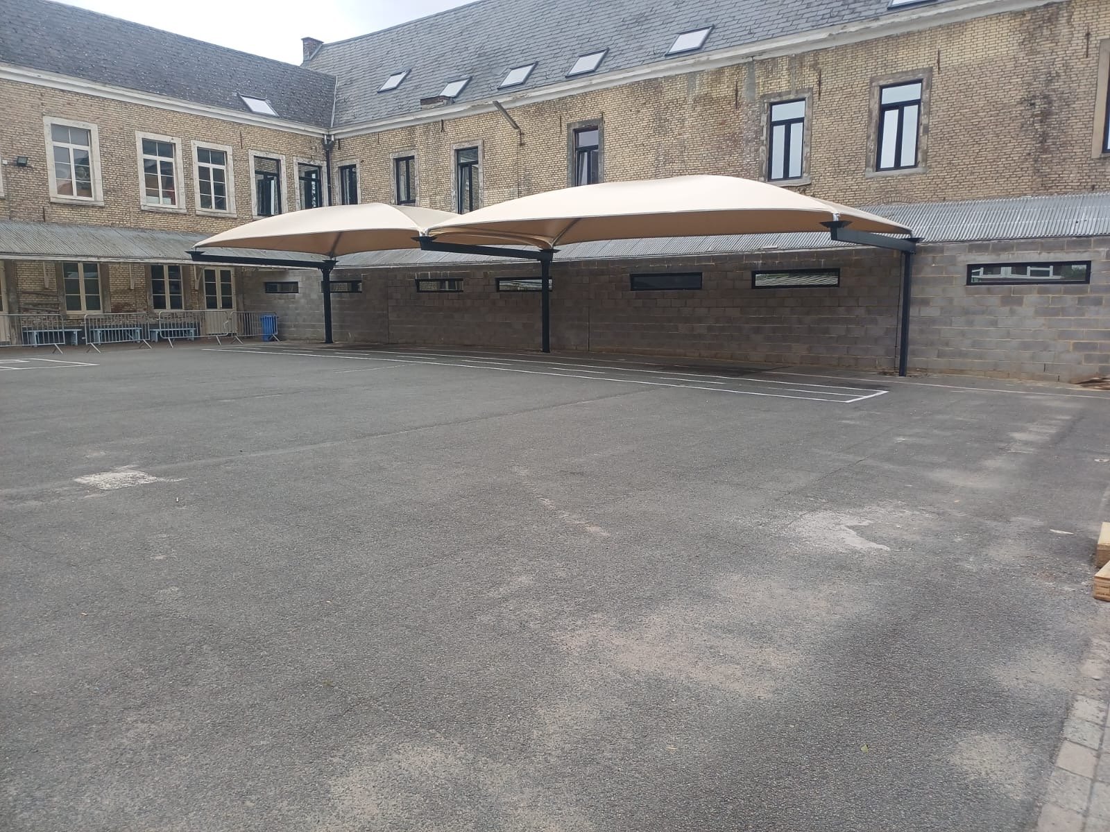 Doekoverkapping op een schoolspeelplaats – realisatie Coverit