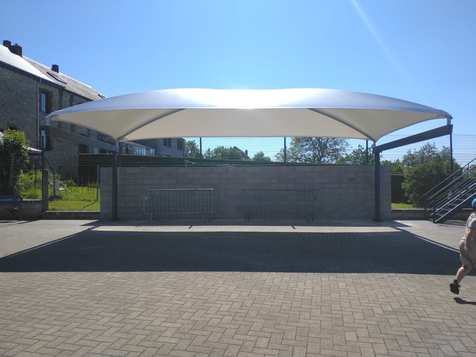 Doekoverkapping op een schoolspeelplaats – realisatie Coverit