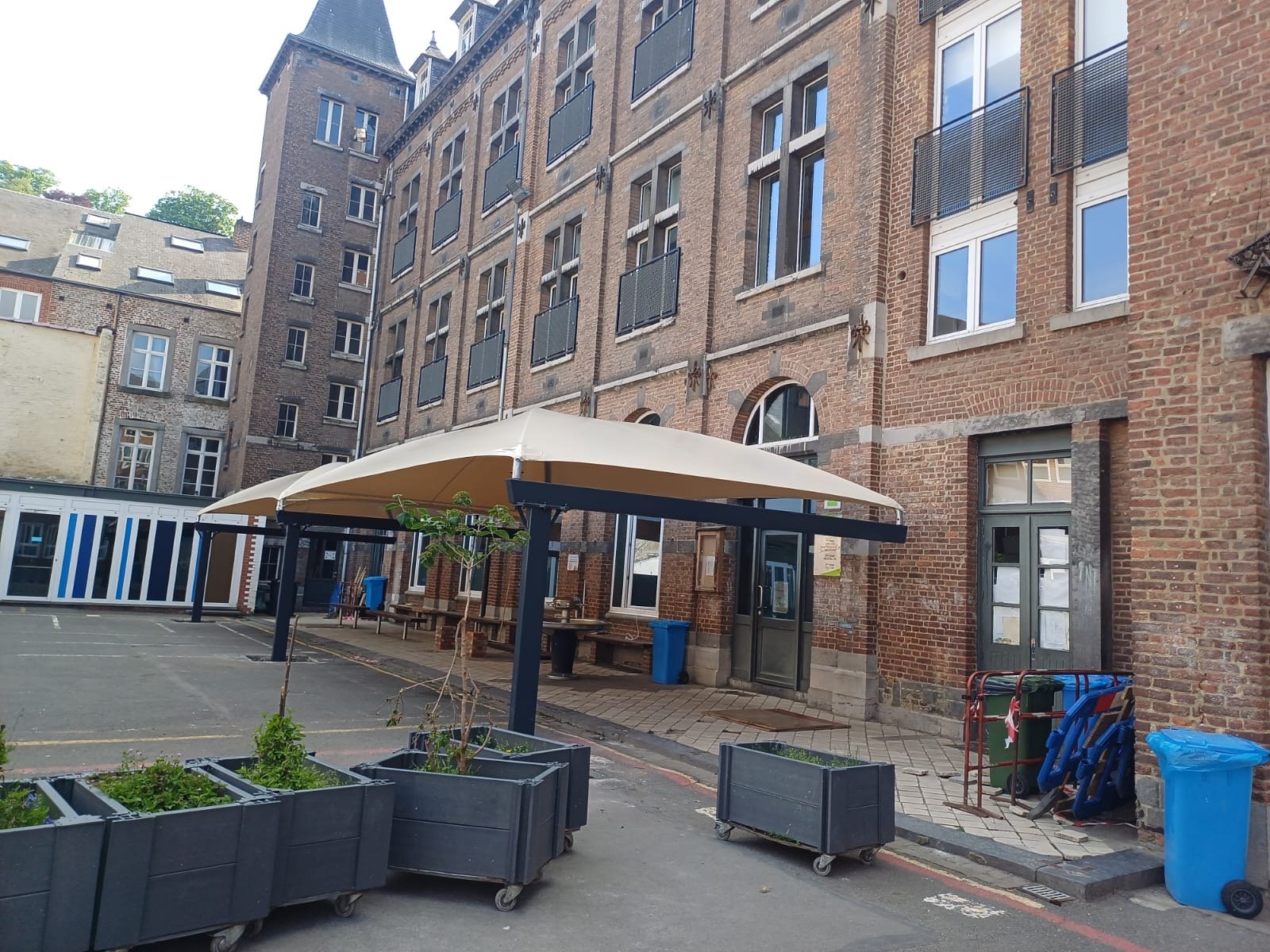 Doekoverkapping op een schoolspeelplaats – realisatie Coverit
