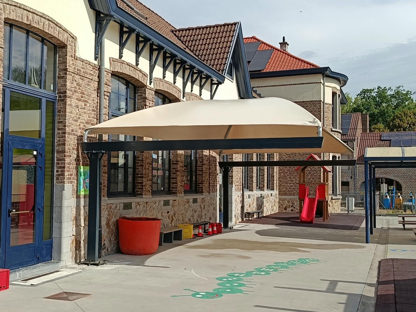 Doekoverkapping op een schoolspeelplaats – realisatie Coverit