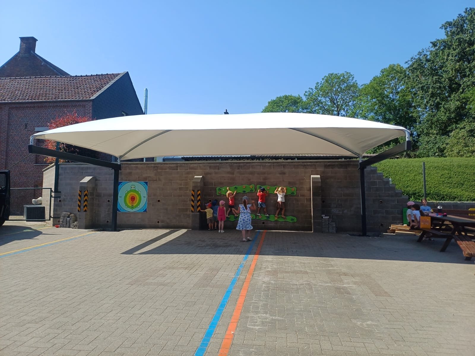 Doekoverkapping op een schoolspeelplaats – realisatie Coverit