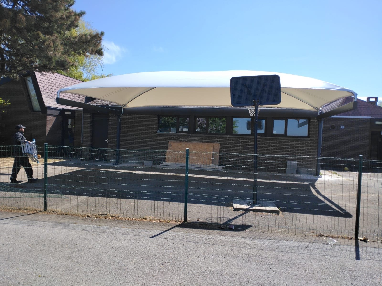Doekoverkapping op een schoolspeelplaats – realisatie Coverit
