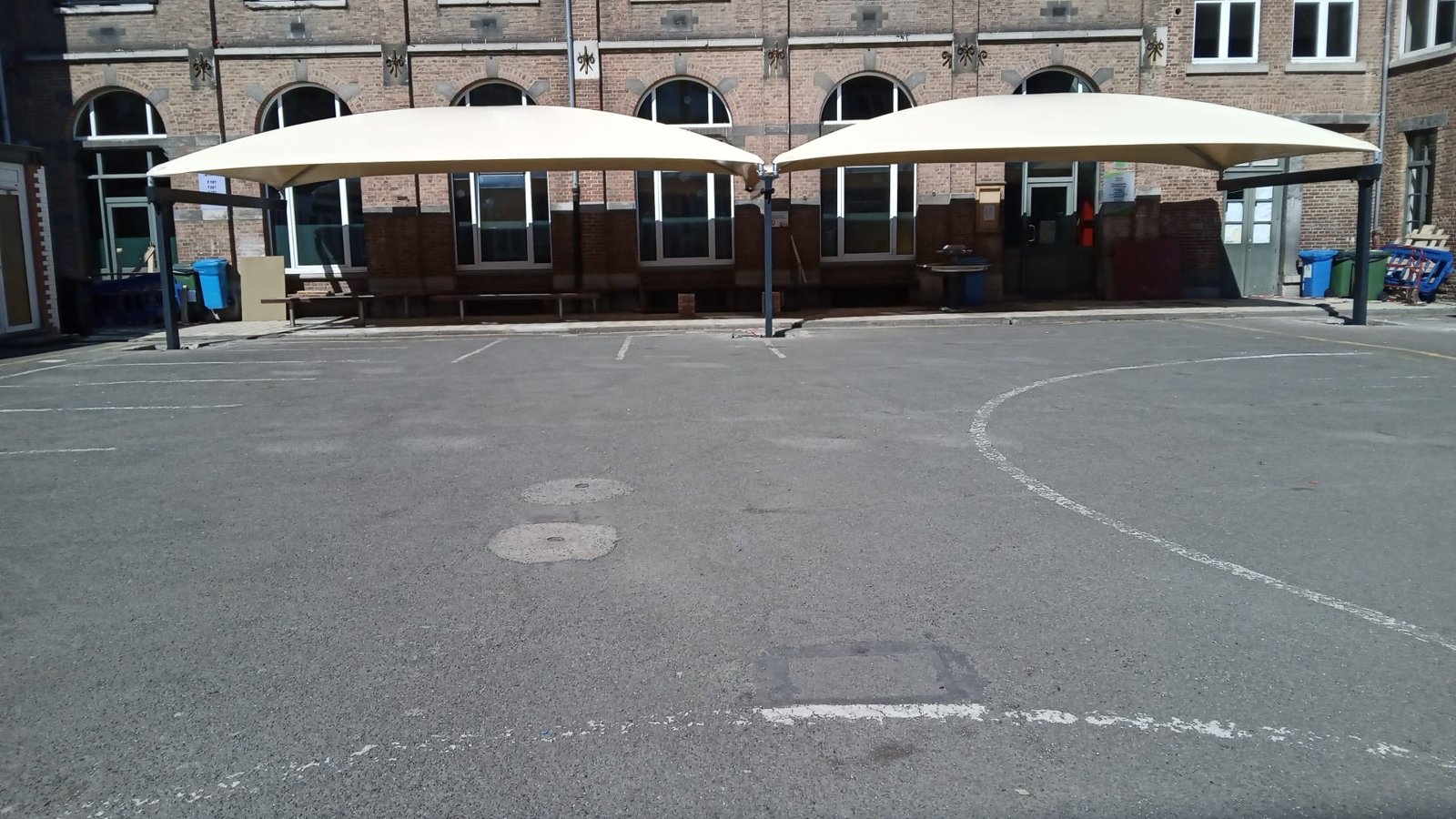 Doekoverkapping op een schoolspeelplaats – realisatie Coverit