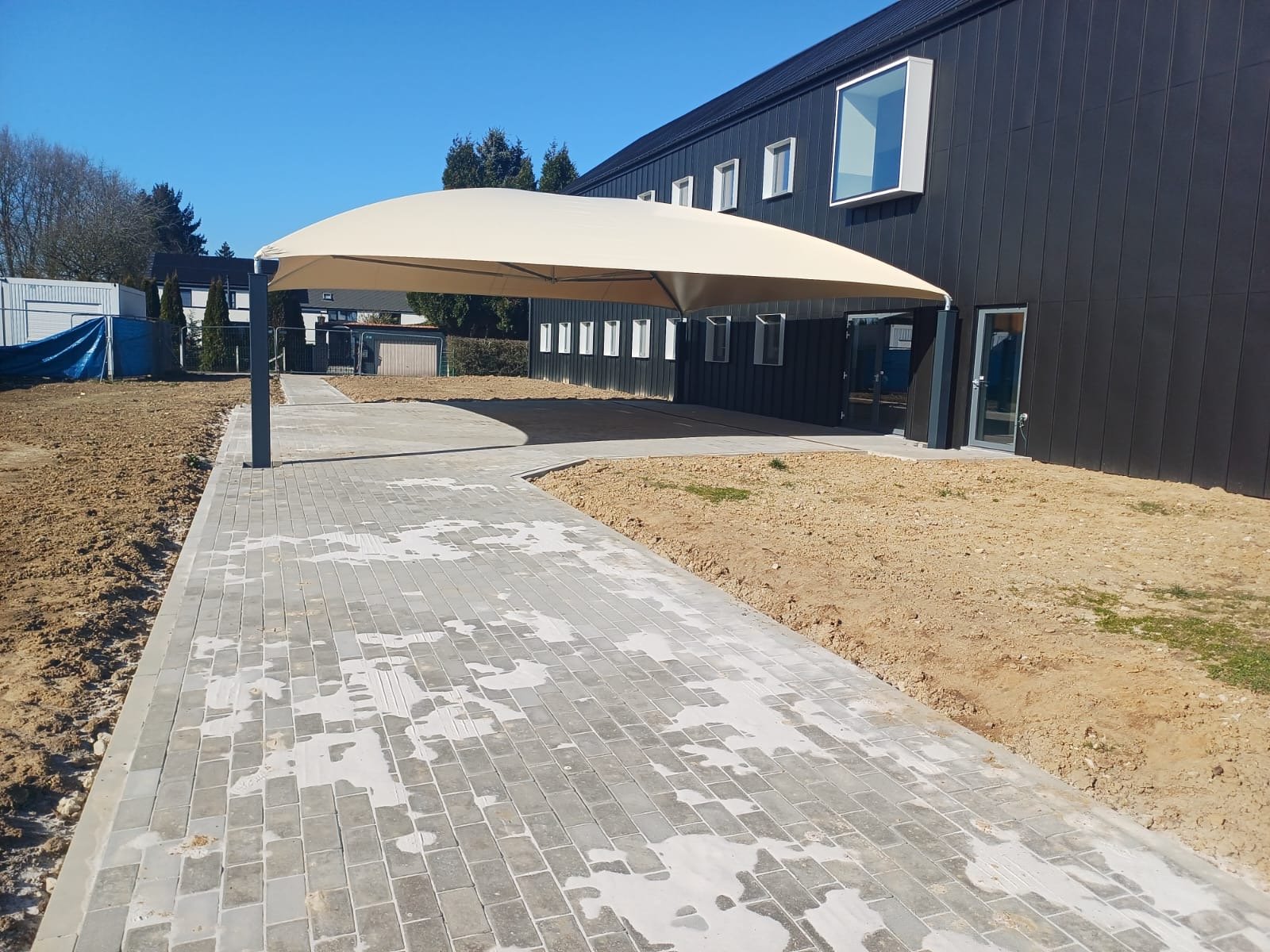 Doekoverkapping op een schoolspeelplaats – realisatie Coverit
