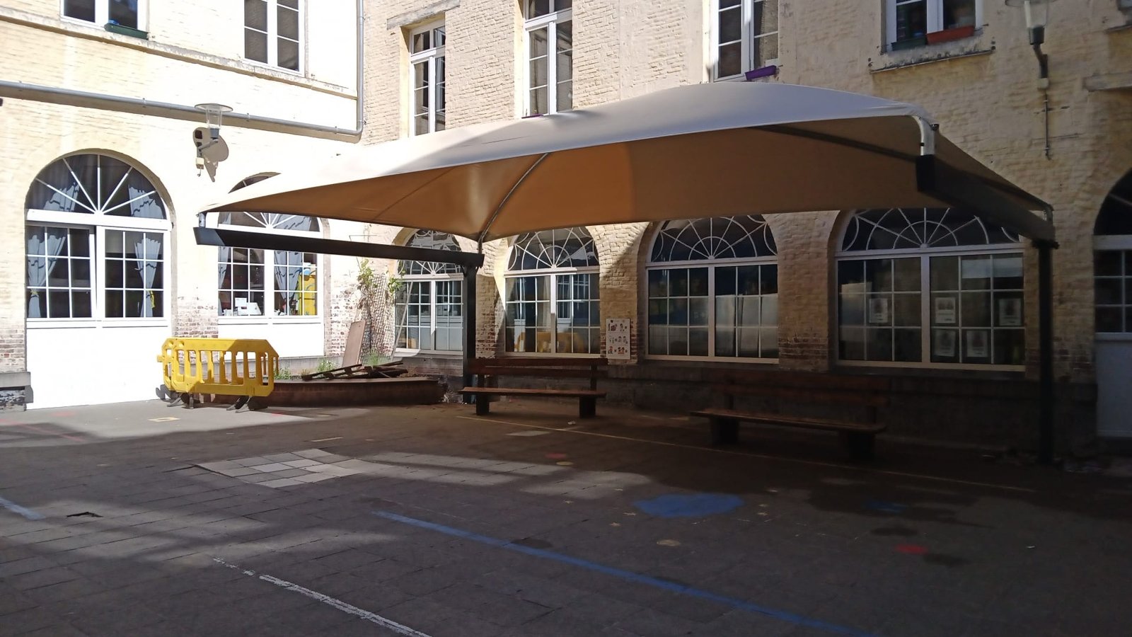 Doekoverkapping op een schoolspeelplaats – realisatie Coverit