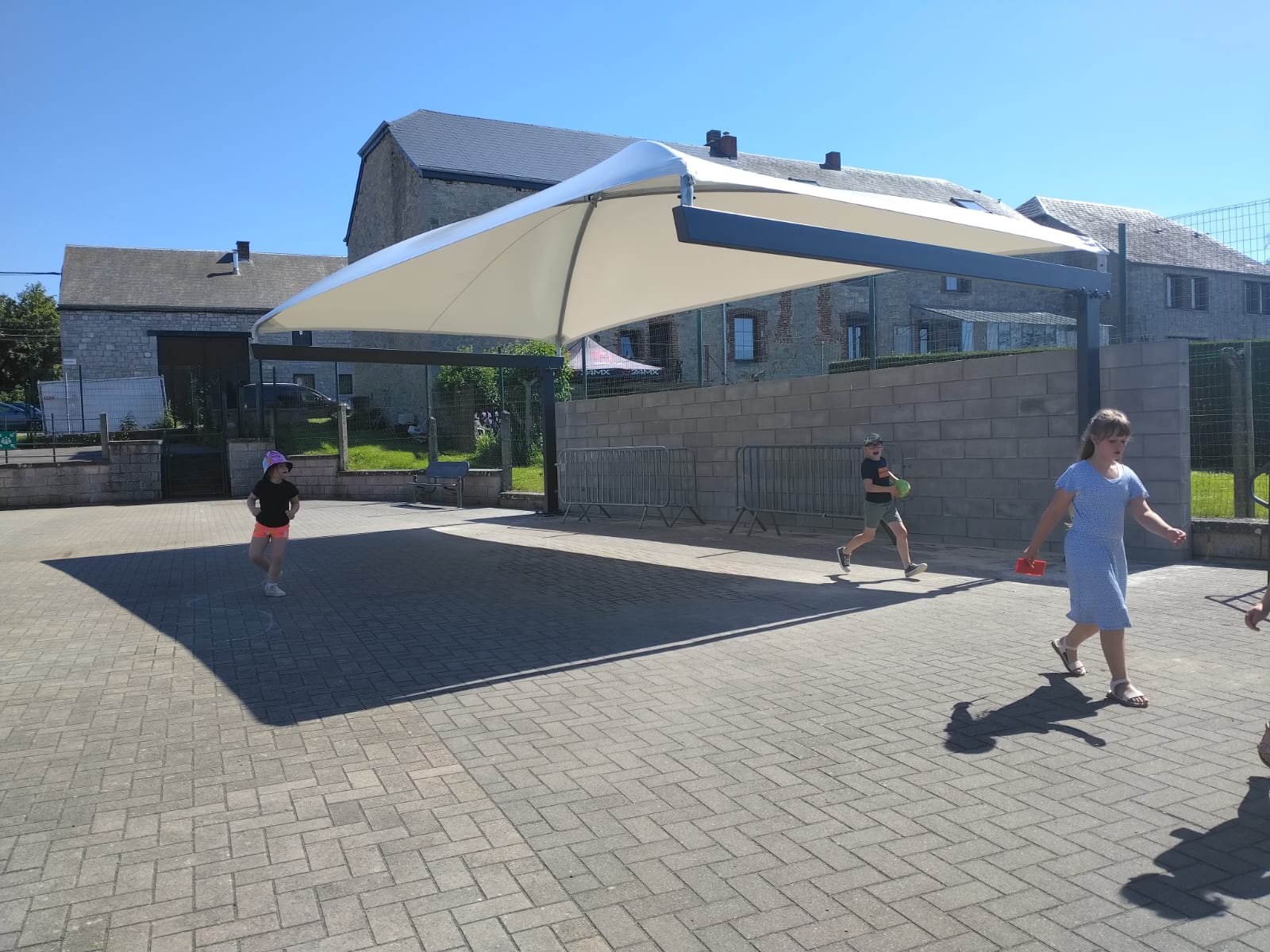 Doekoverkapping op een schoolspeelplaats – realisatie Coverit