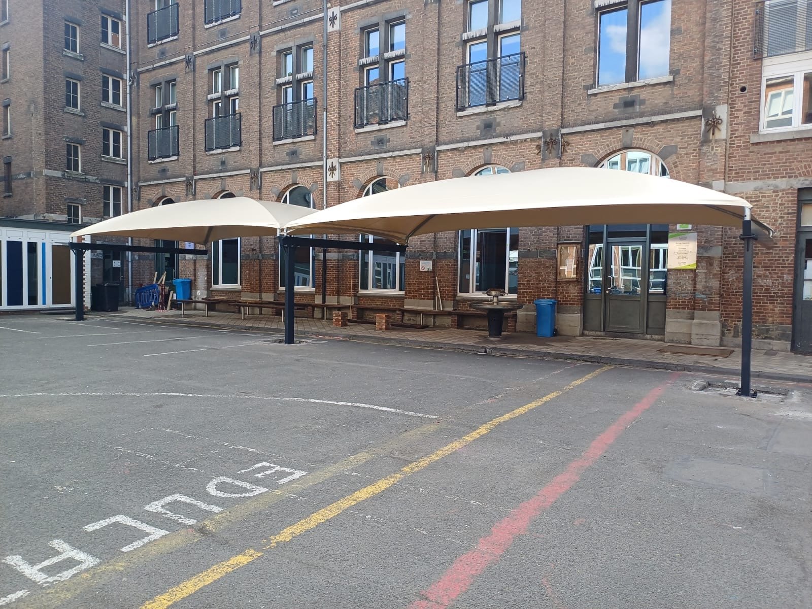 Doekoverkapping op een schoolspeelplaats – realisatie Coverit