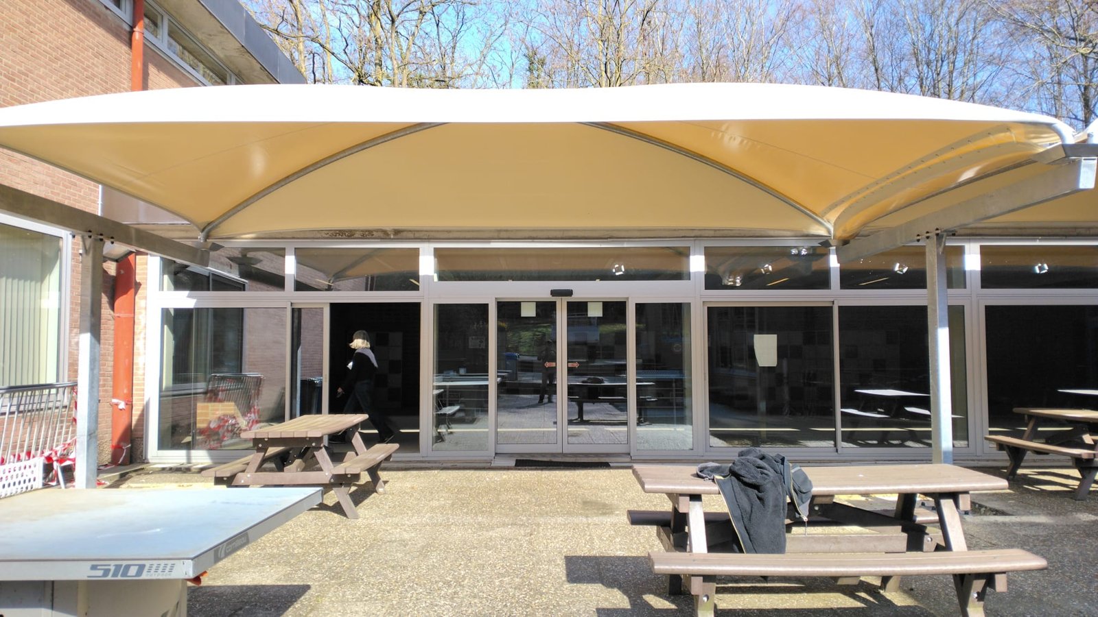Doekoverkapping op een schoolspeelplaats – realisatie Coverit