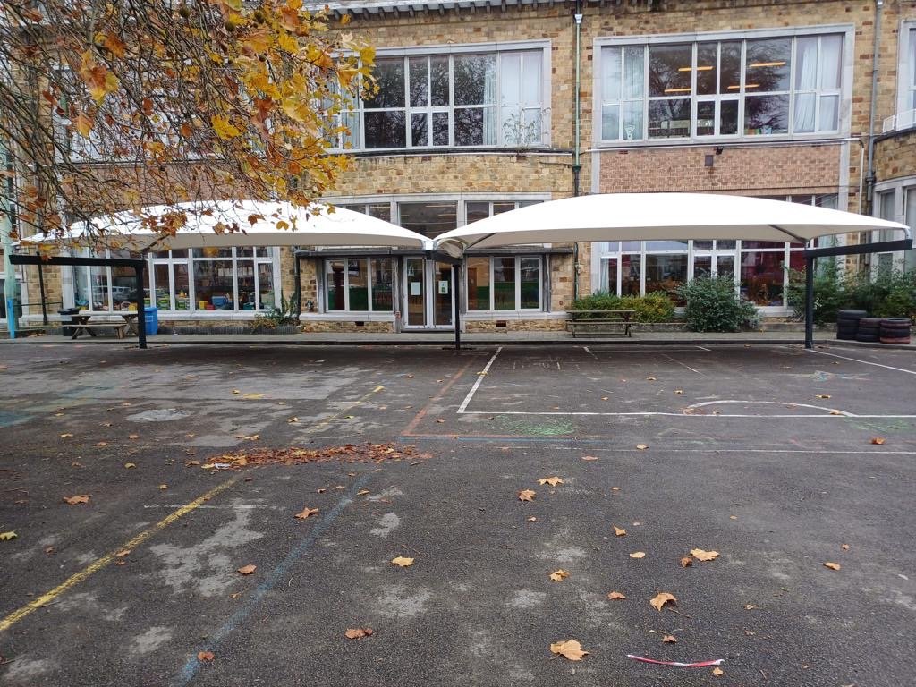 Doekoverkapping op een schoolspeelplaats – realisatie Coverit