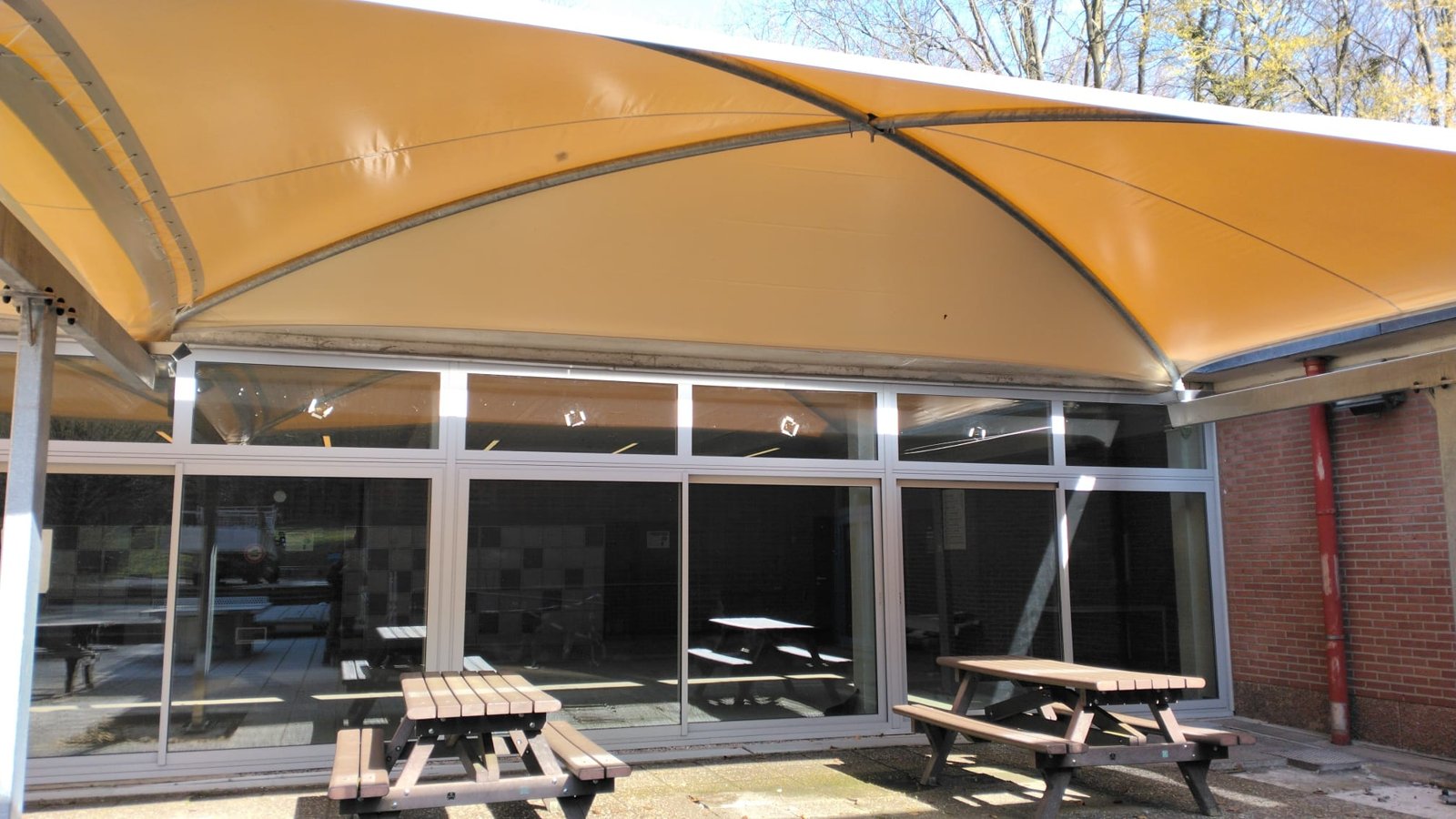 Doekoverkapping op een schoolspeelplaats – realisatie Coverit