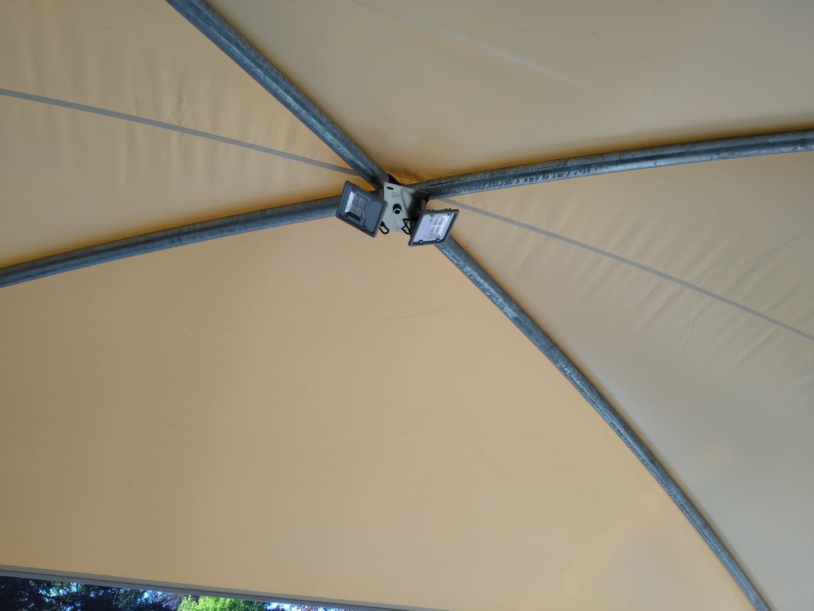 Detail van de structuur en LED-verlichting van een doekoverkapping – Coverit