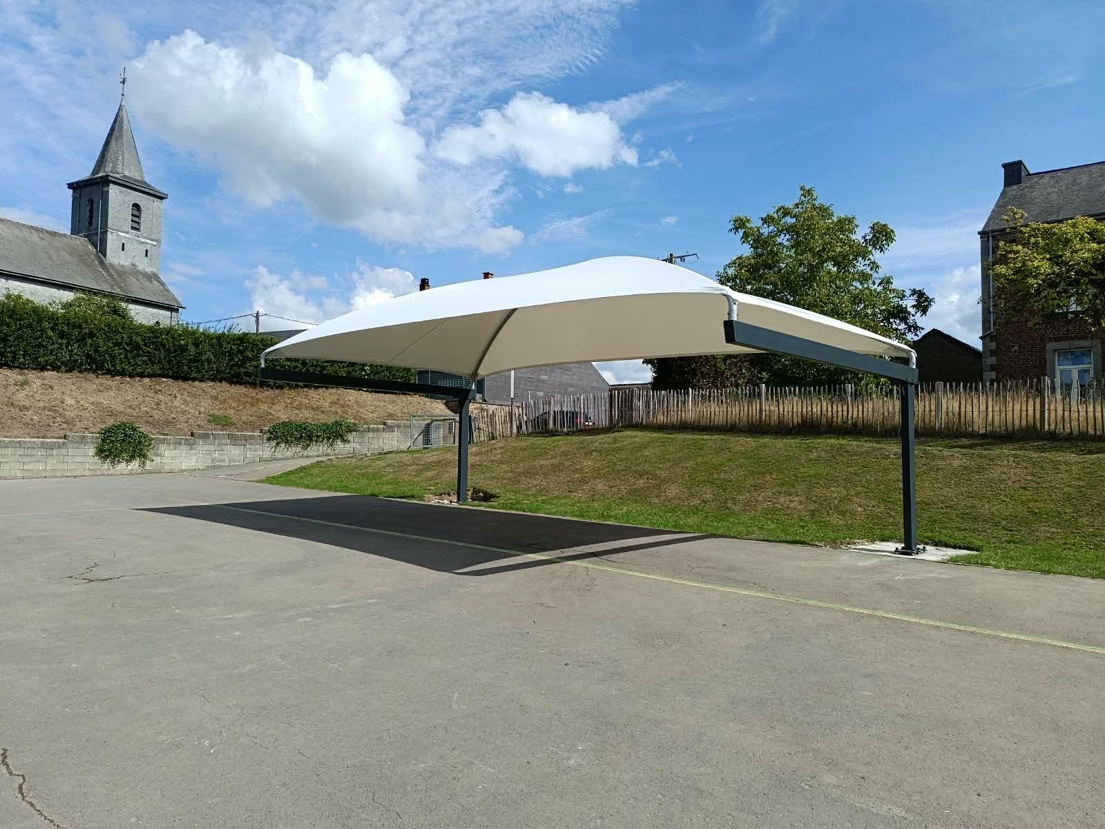 Doekoverkapping op een schoolspeelplaats – realisatie Coverit