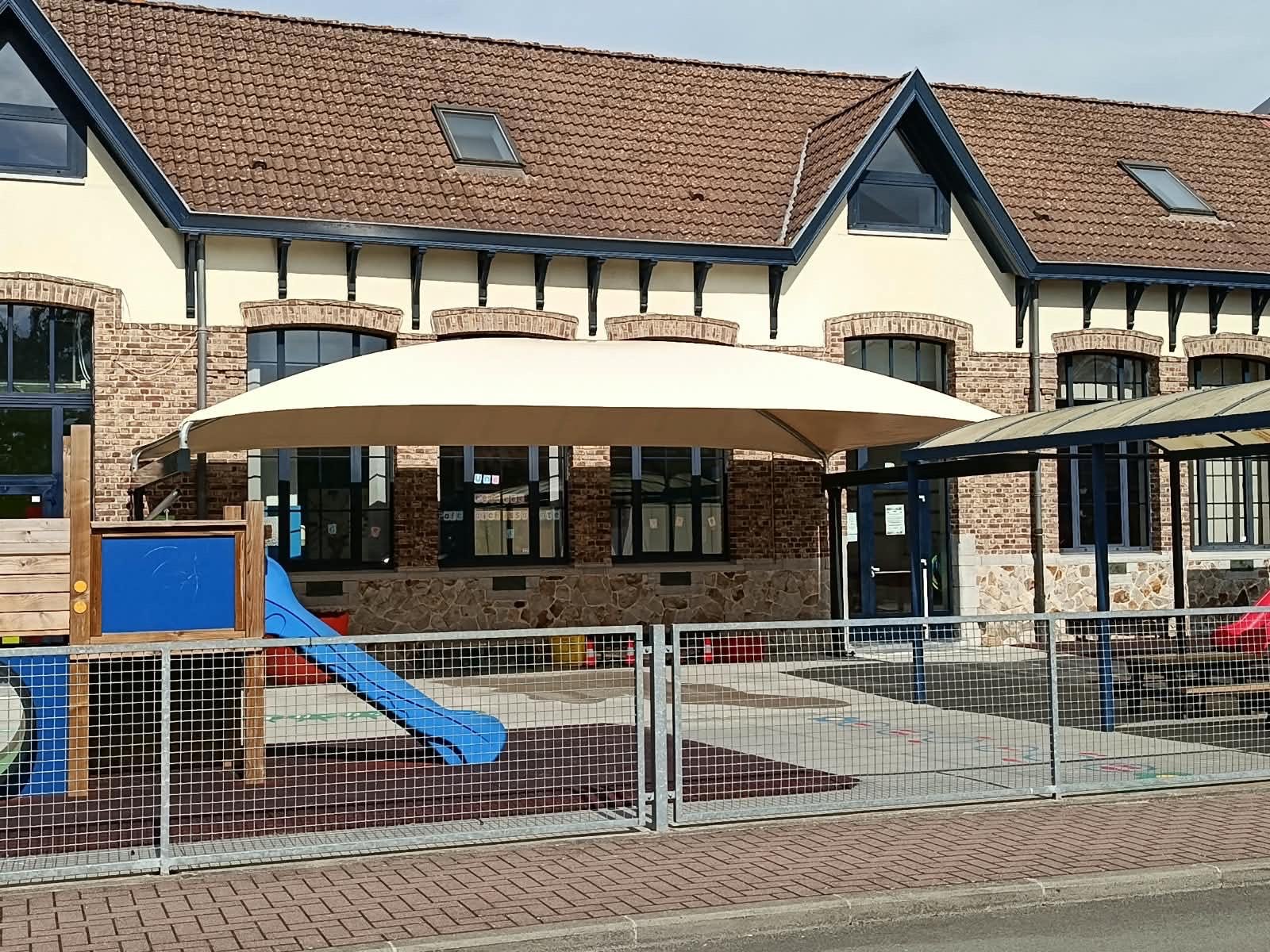 Doekoverkapping op een schoolspeelplaats – realisatie Coverit