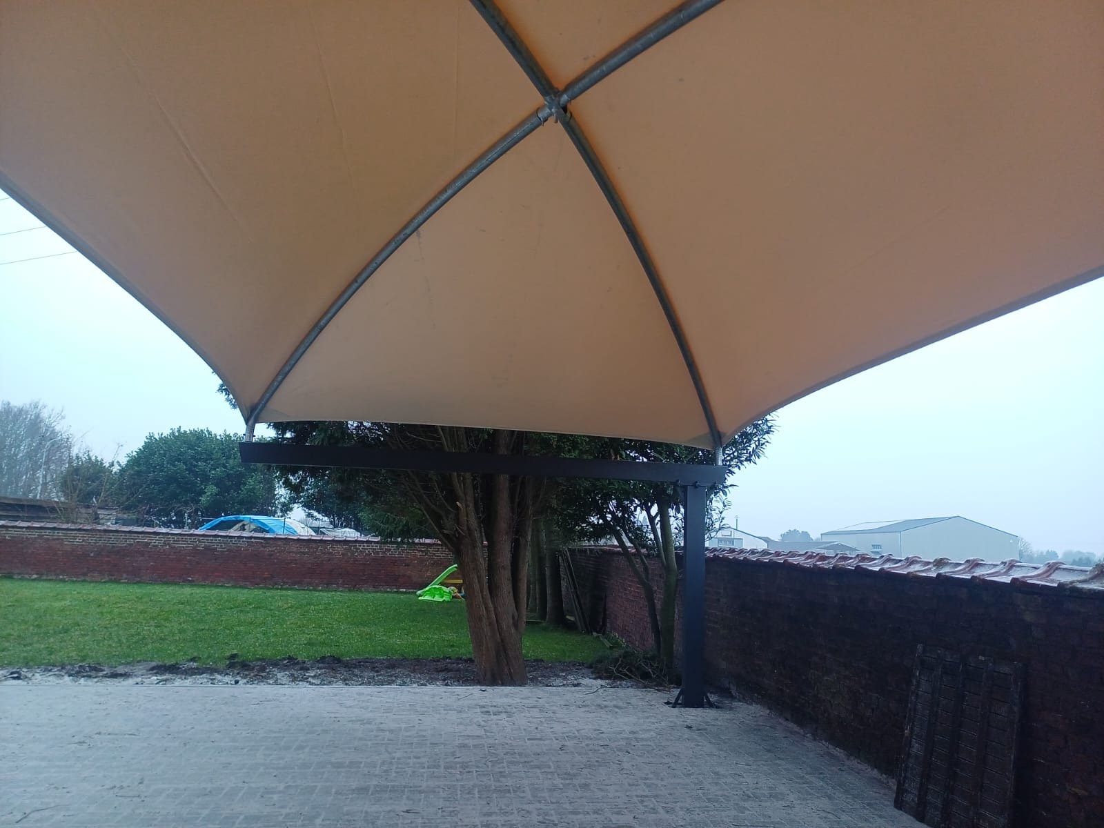 Detail van de structuur en LED-verlichting van een doekoverkapping – Coverit