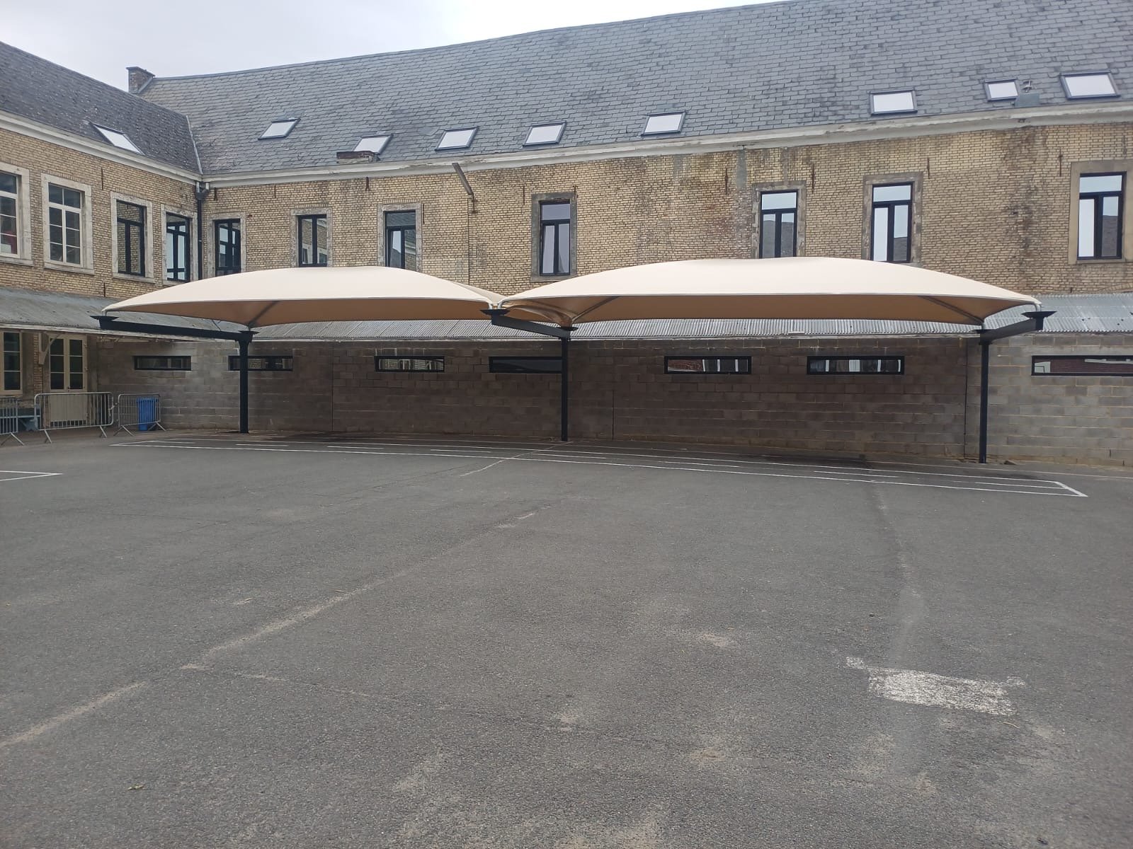 Doekoverkapping op een schoolspeelplaats – realisatie Coverit