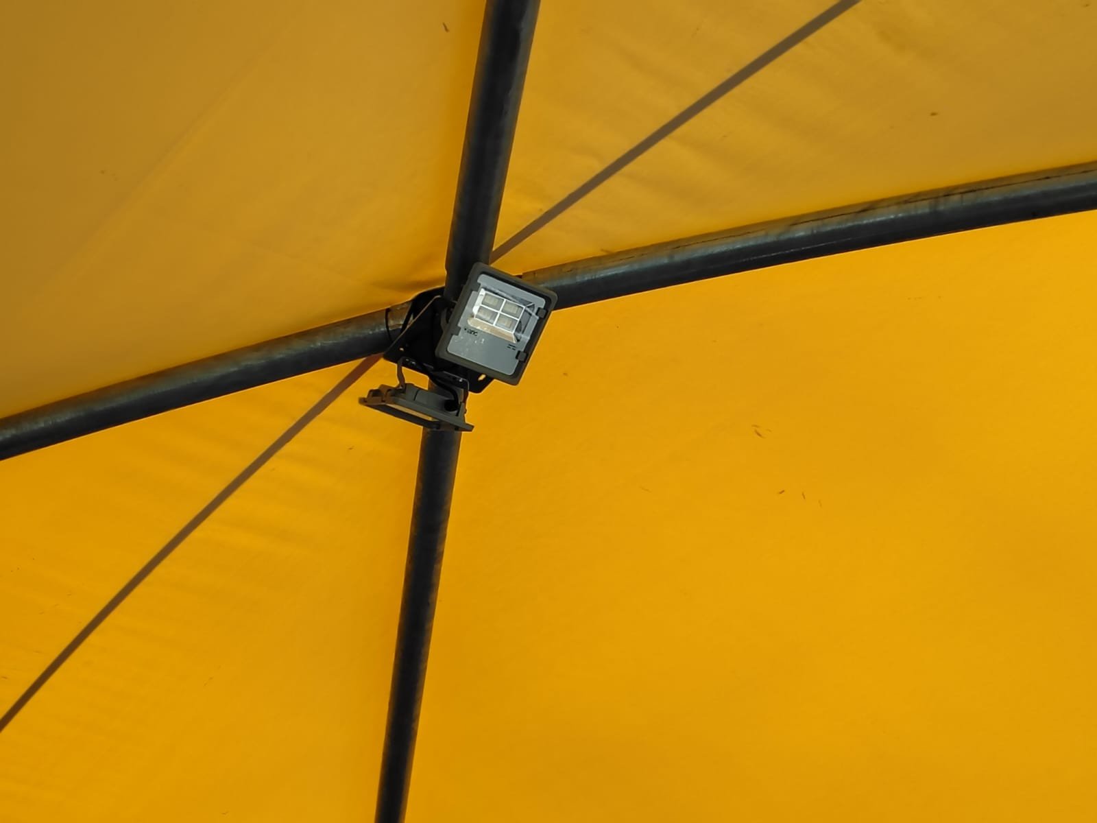 Detail van de structuur en LED-verlichting van een doekoverkapping – Coverit