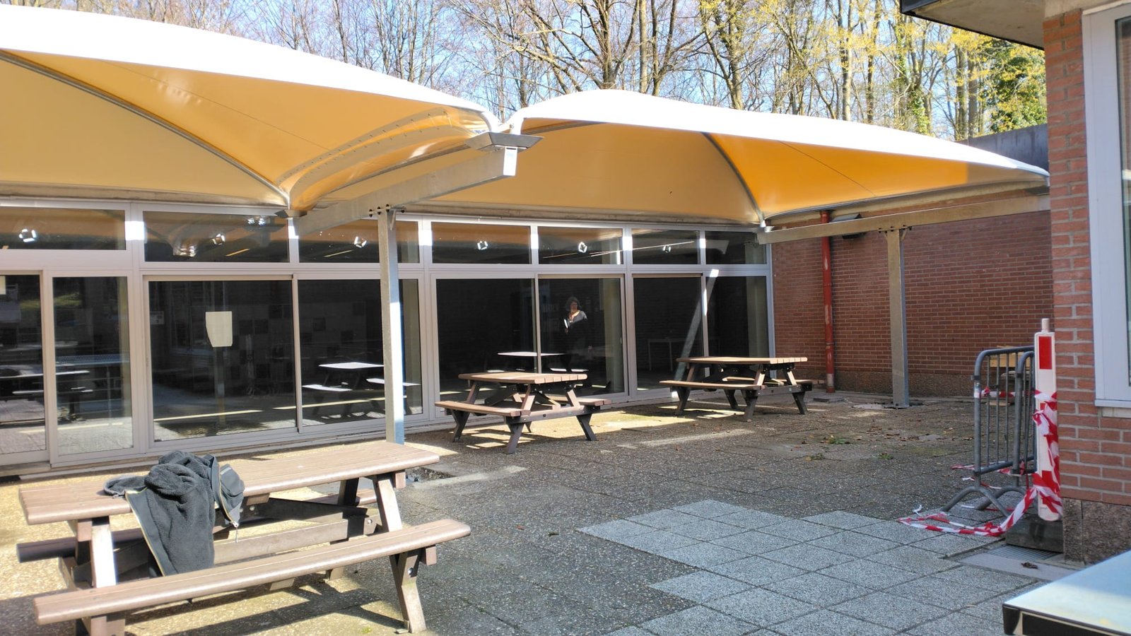 Doekoverkapping op een schoolspeelplaats – realisatie Coverit