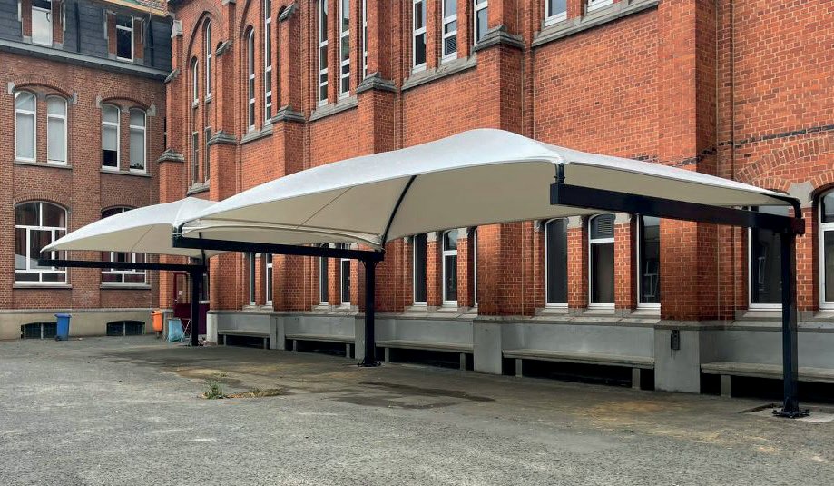 Doekoverkapping tegen de gevel van het Collège Vallée Bailly in Braine-l'Alleud – Coverit