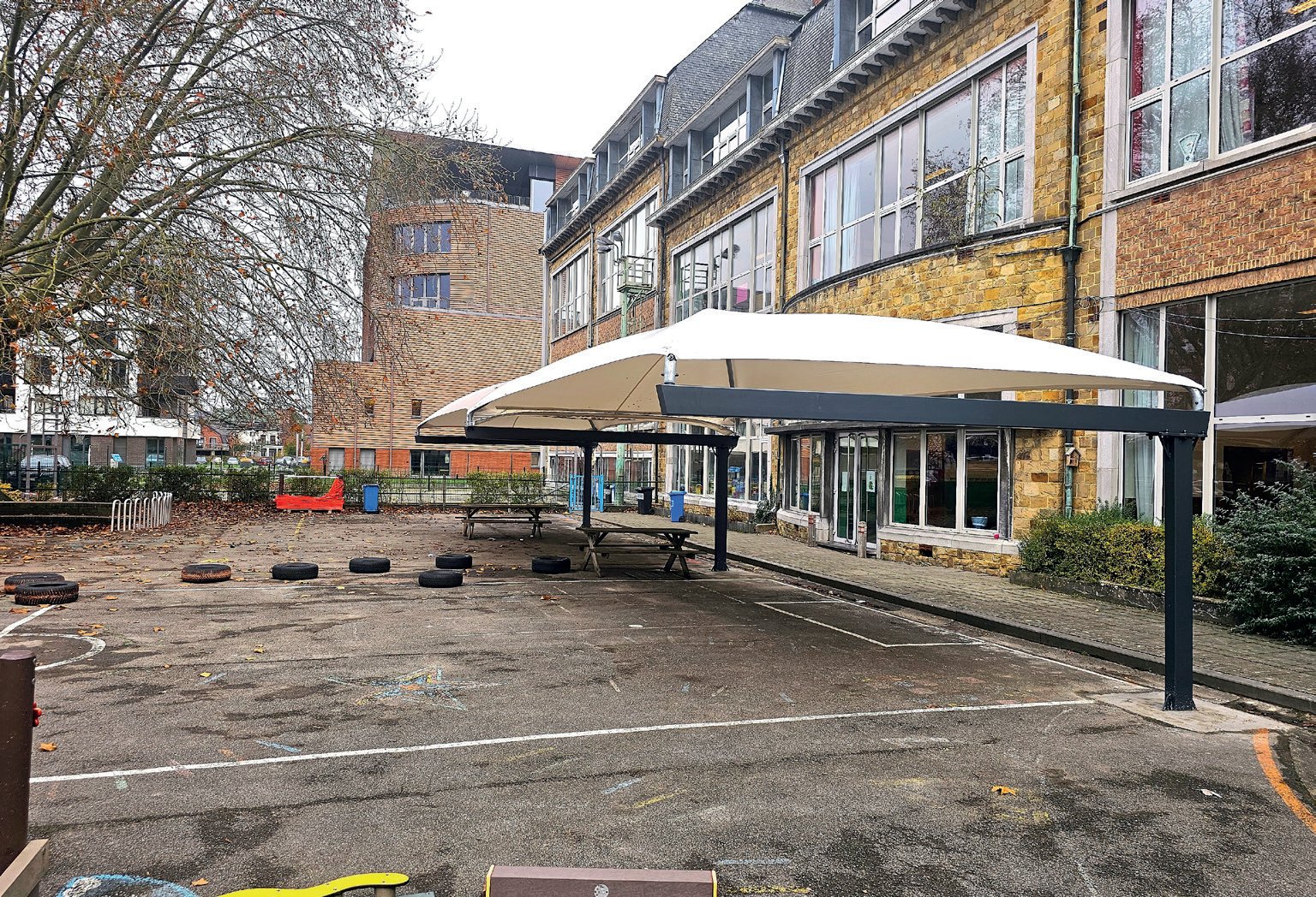 Doekoverkapping van het Athénée Royal in Andenne, gezien vanaf de speelplaats – Coverit