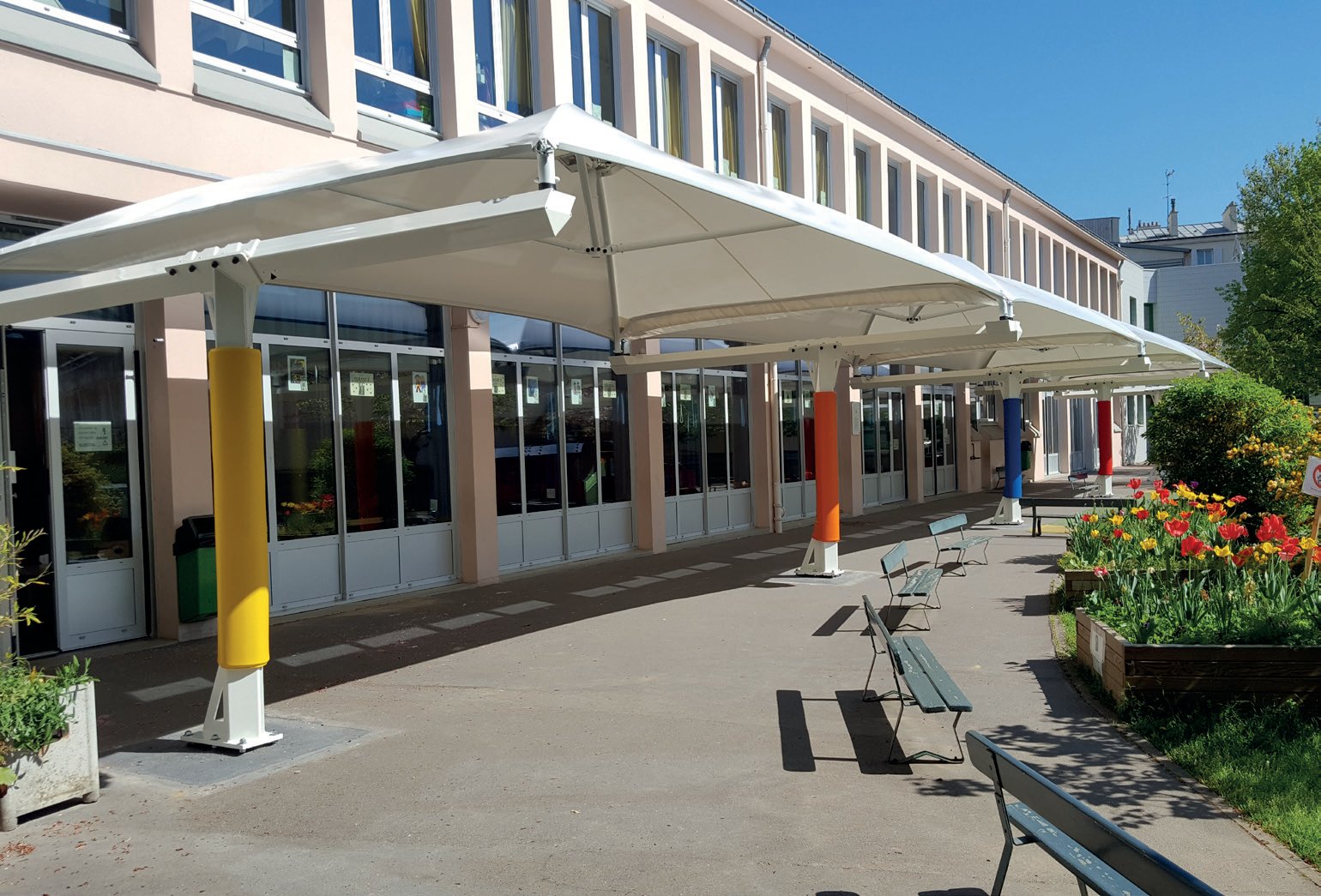 Doekoverkapping langs de klaslokalen van de École Sainte-Bernadette – Coverit