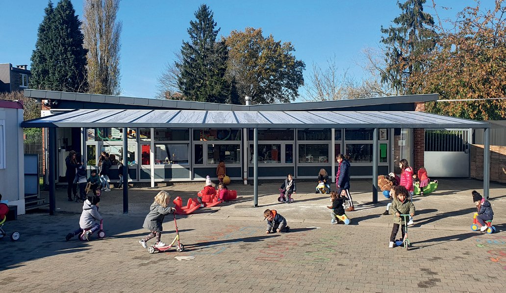 Overkapping met plat polycarbonaatdak van de École Saint-Joseph – Coverit